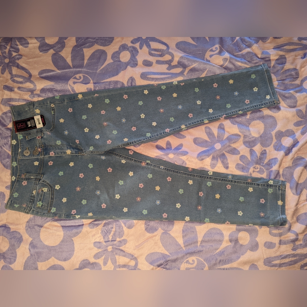 Capri jeans with pastel flowers